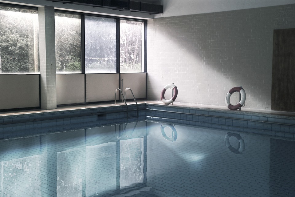 Cela est une image d'une piscine.