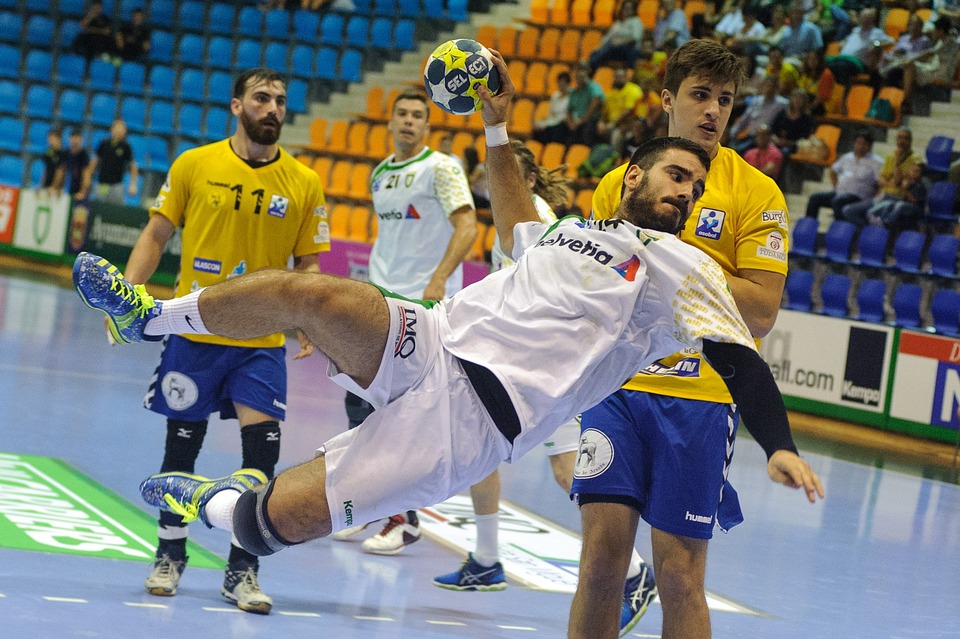 c'est une image qui représente le sport collectif du handball